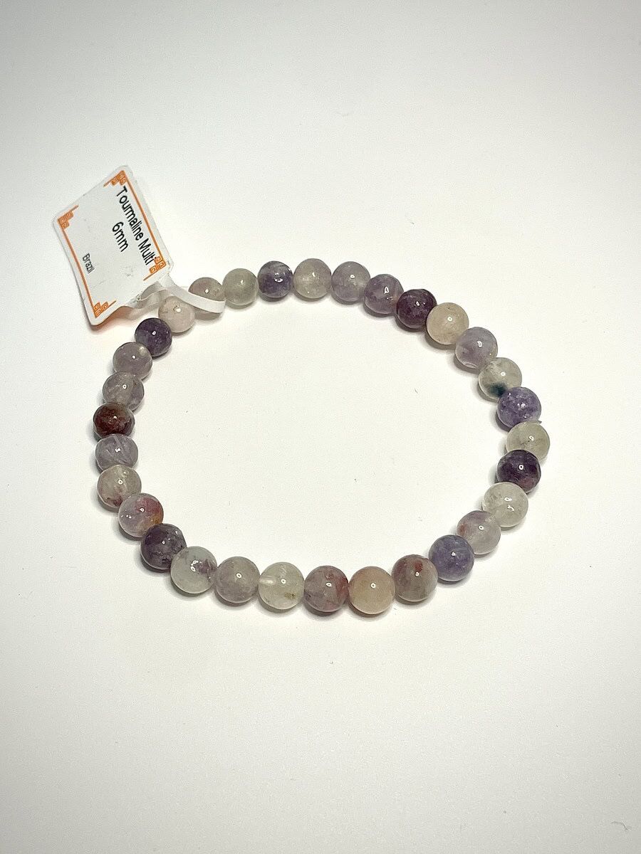 Bracelet en 6 mm en Tourmaline multi posé sur fond blanc